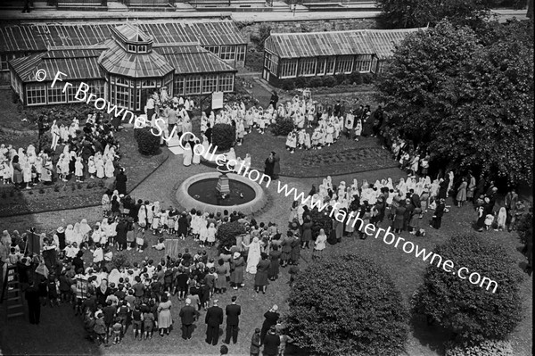 GROUPS AT GLENADE  HIGH UP VIEW OF CROWD IN GARDEN